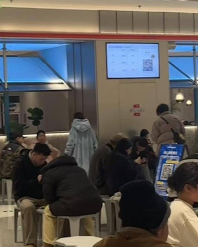 武汉大排档式火锅点燃“松弛感”消费热潮PG麻将胡了免费模拟器穿着睡衣来排队(图2)