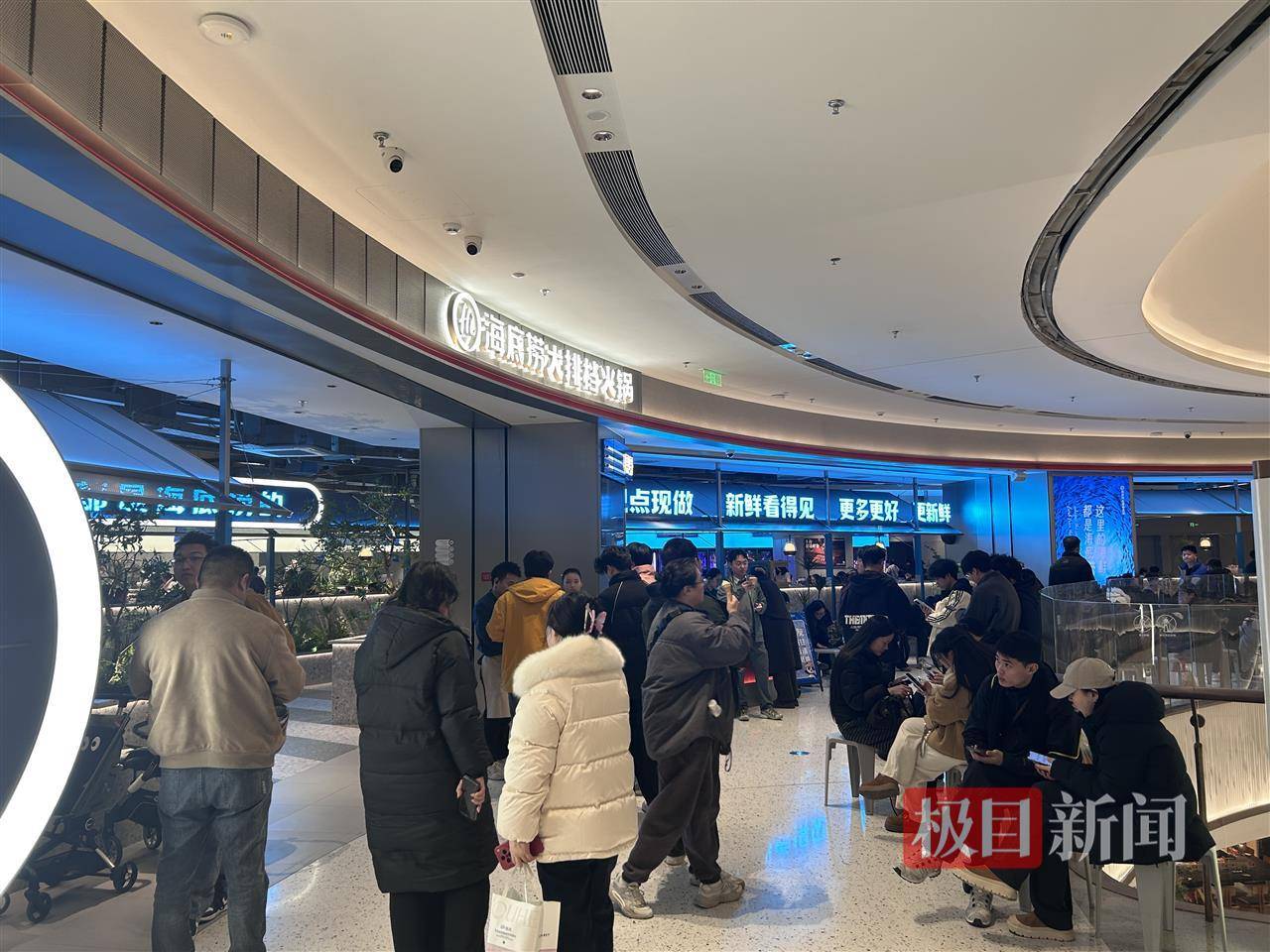 武汉大排档式火锅点燃“松弛感”消费热潮PG麻将胡了免费模拟器穿着睡衣来排队(图3)