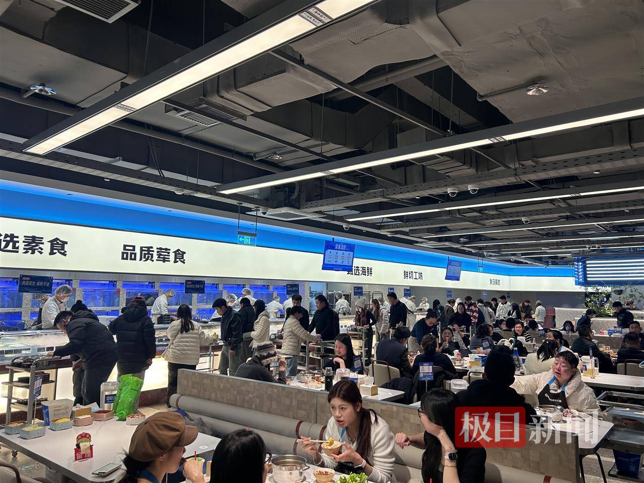 武汉大排档式火锅点燃“松弛感”消费热潮PG麻将胡了免费模拟器穿着睡衣来排队(图4)